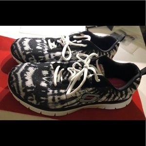 🌼 SKETCHERS WOMANS LIMITED EDITION SNEAKERS 🌼